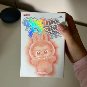 Big Into Energy labubu - Big inte energy labubu! Jag har redan öppnat den o vet vad som finns i men kommer tejpa igen så det blir en suprice! Man får såklart också veta inan om man vill vad som är i!💕bra kvalite vet ej om de är äkta men det finns en qr kod o man man skannar den kommer man in på pop marts hemsida.