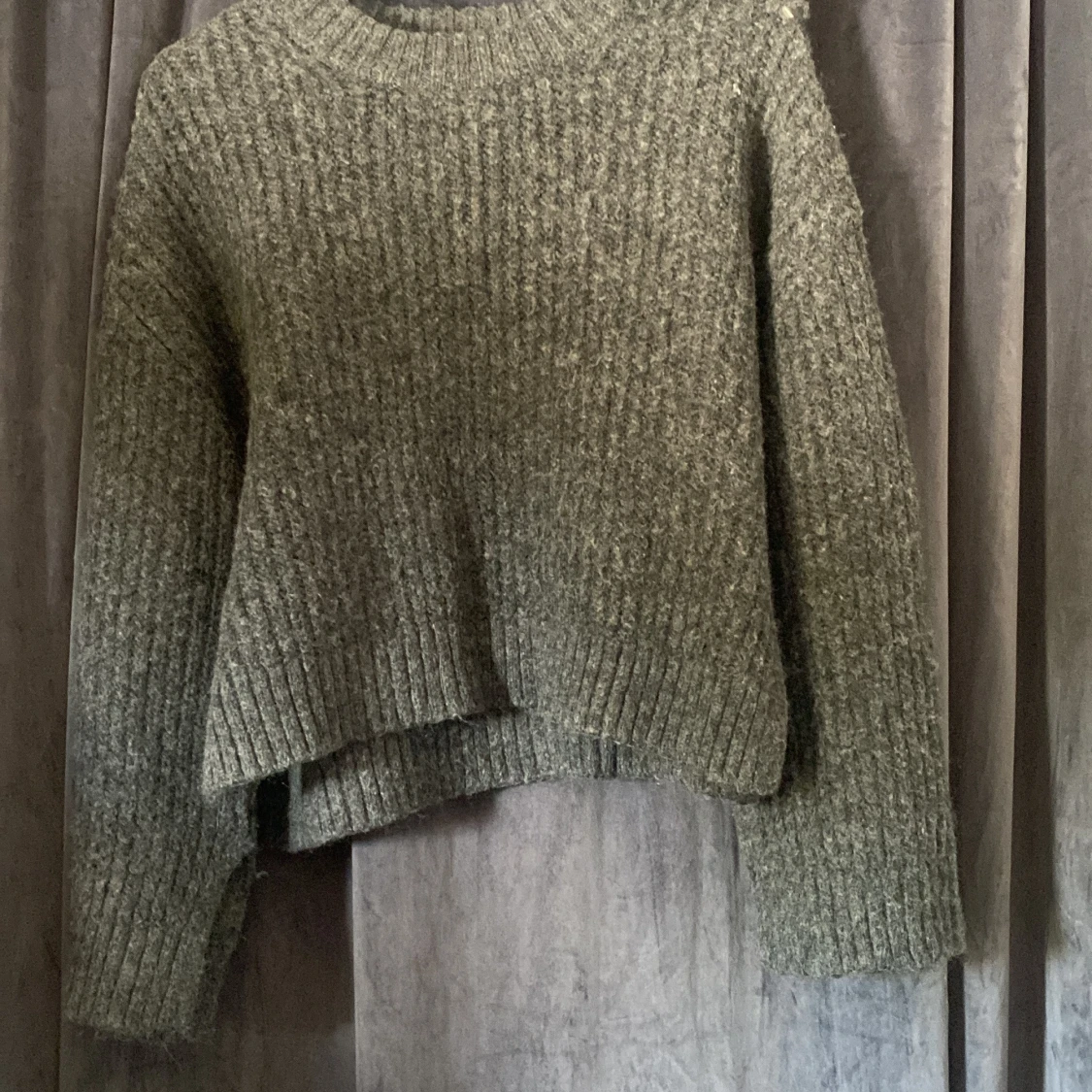 Grå stickad tröja från Gina Tricot