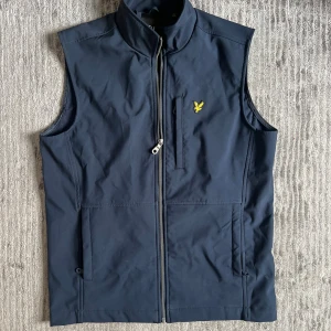 Lyle & Scott väst - Hej, säljer en riktigt fin Lyle & Scott väst i sjukt bra skick perfekt för hösten🍁! Det är en storlek S, vi skulle säga att det är en regular fit så den sitter skönt. Hör av dig vid frågor! Mvh GW🥰
