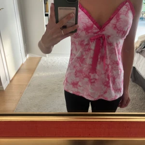 Rosa tie-dye linnetopp från Jenni - Supersöt rosa och vit tie-dye linnetopp från Jenni by Jennifer Moore!