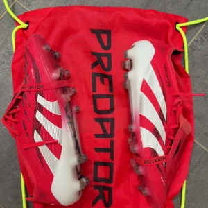 Adidas Predator Elite FT AG Pure Victory - Säljer mina Adidas Predator Elite FT AG Pure Victory i storlek 42 2/3, som är i mycket bra skick.