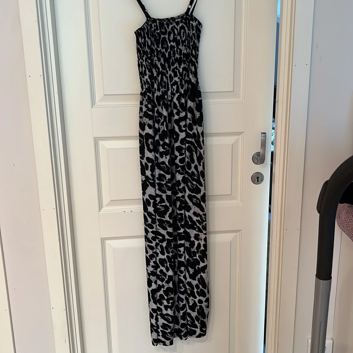 Svartvit leopardmönstrad långklänning  HUAME - 1