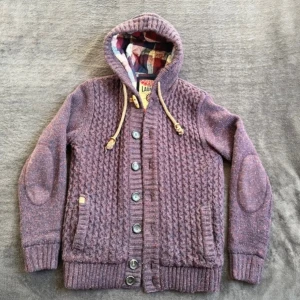 Fodrad Cardigan - Säljer denna feta vinröda cardigan | Använd 3 gånger dvs ny| Ifall du vill sticka ut och va unik är detta för dig! | Hör av dig vid frågor!
