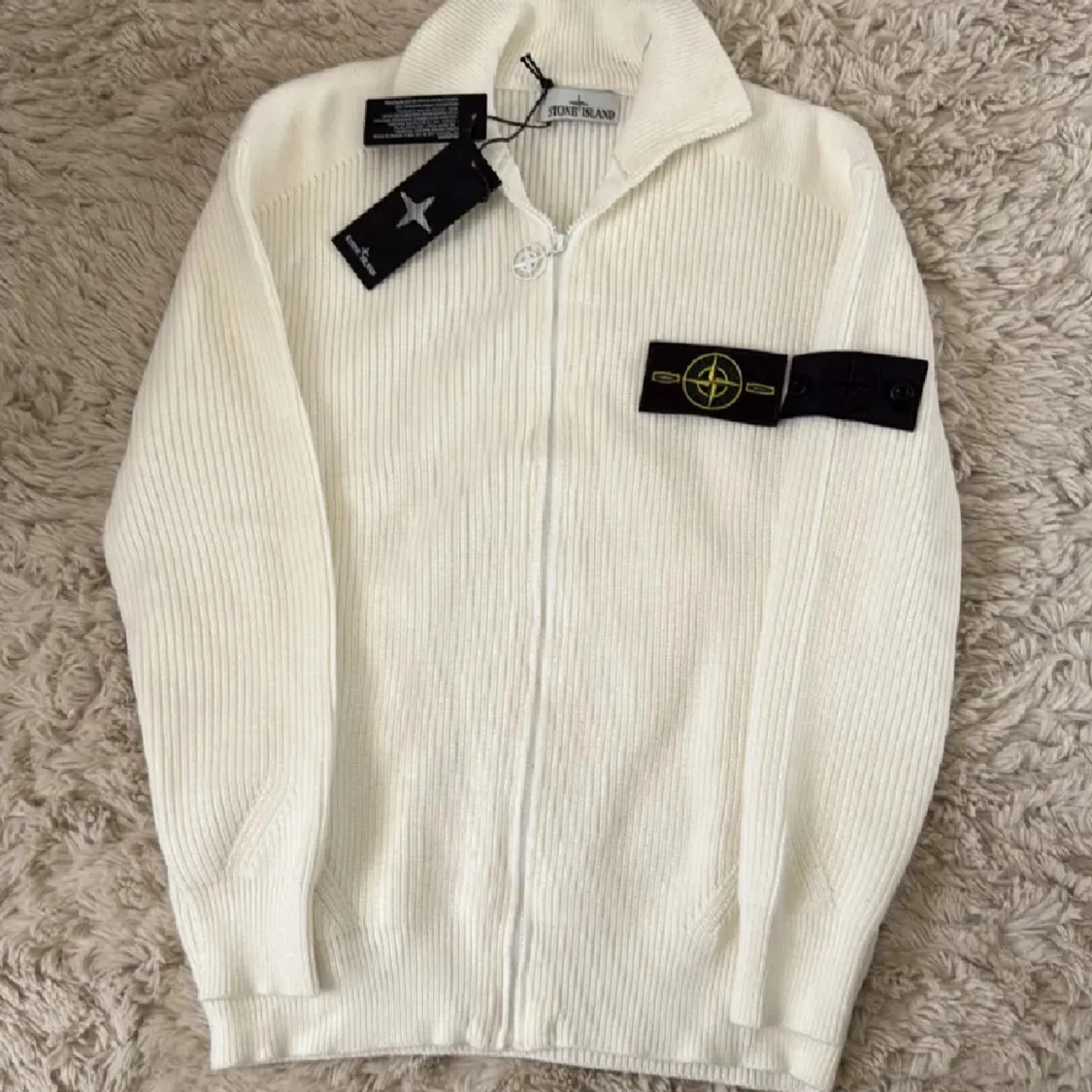 Vit stickad kofta från Stone Island