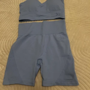Tränings shorts och topp  - Säljer ett par snygga tränings sett sitter så fint på shorts i storlek M och topp i xs 