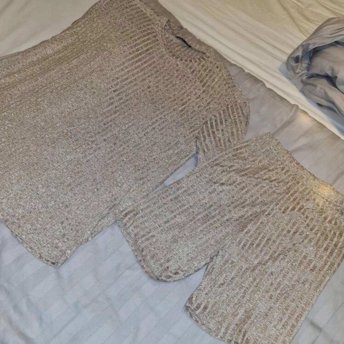 Beige ribbade cykelbyxor med matchande topp t-shirts oanvänd  - 1