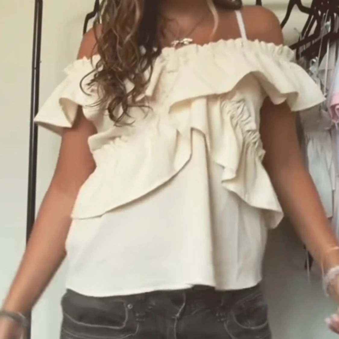 Beige volangblus med offshoulder - 2