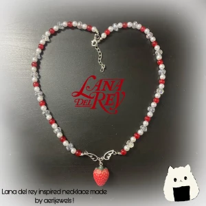 Lana del Rey halsband  - !MAN MÅSTE KONTAKTA INNAN MAN KÖPER, annars får du ingen refund ifall den har blivit såld på en annan app som jag säljer på! 100% handgjord av mig💕 man kan köpa här igenom plick, eller även med Swish!