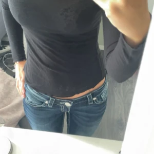 Svart genomskinlig tröja - Säljer denna svarta långärmade topp i jättemjukt material från Gekås. Den liknar intimissimi tröjan då den är genomskinlig i materialet. Knappt använd så i fint skick! Hör av er vid intresse! 🩷