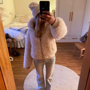 Beige teddyjacka med dragkedja - Super snygg beige teddyjacka med fluffigt tyg och dragkedja framtill. Jackan har en snygg passform och hög krage som håller dig varm. Perfekt för kyliga dagar och ger en trendig look till alla outfits. Köp med instabox för snabbast sändning 💞