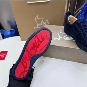 Feeeta Louboutin skor - Säljer just nu detta sjukt fräscha Louboutin par. Helt oanvända. Shoppinbag och box medföljer. Strl 43 passar även 42. Vid frågor är det bara att skriva!