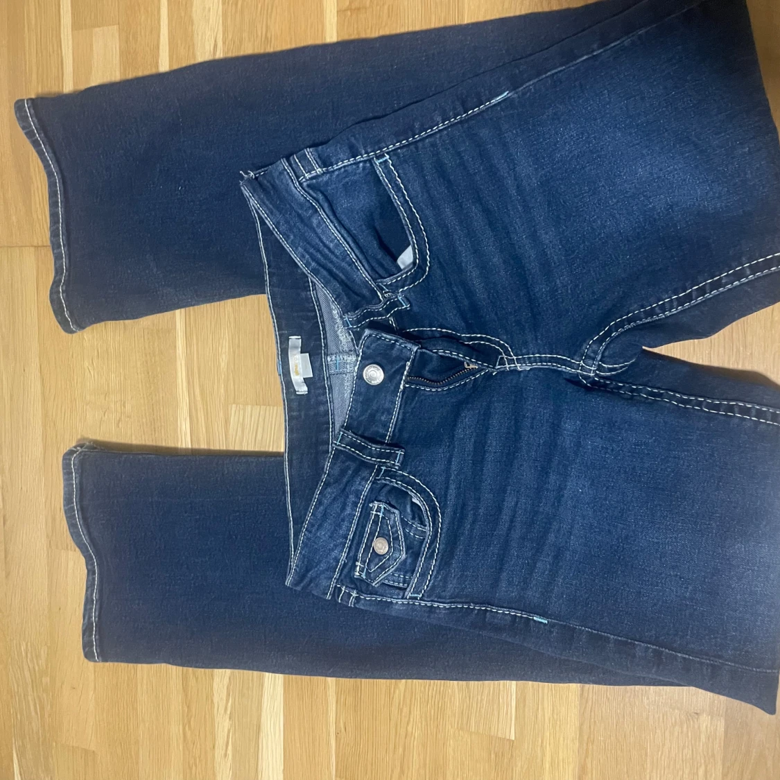 Low-mid waist bootcut jeans