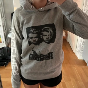 Grå hoodie M&M - Säljer min gråa Marcus och Martinus hoodie då den inte kommer till användning längre. Skulle säga att den är i storlek M-L och är i bra skick.