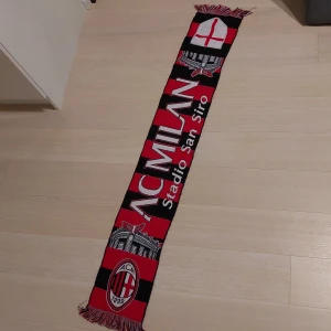 AC Milan halsduk Stadio San Siro - Snygg halsduk från AC MILANS stadium san siro.