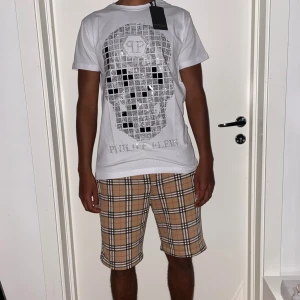 Outfit  - Säljer en philipp Plein t shirt i storlek M. Helt ny. Fin replika med grym kvalitet. Pris: 800kr. Modellen är 175cm väger ca 67kg. Burberry shortsen är i storlek S. Helt nya. Fin replika med grym kvalitet. Pris: 800kr. Först till kvarn som gäller. Skickas direkt inom 24 timmar 