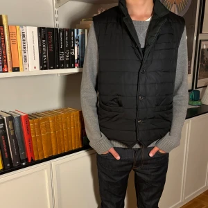 Svart dunväst från Massimo Dutti - Riktigt fet quiltad Massimo Dutti väst, perfekt till hösten över en skön hoodie eller stickad tröja! Modellen är 176 och väger 60kg, Morris tröjan under västen är också till salu på vår profil! Nypris runt 1399kr, vårt pris endast 499kr! Priset kan diskuteras vid snabb affär! 