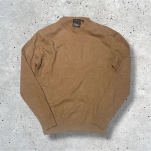 Oscar Jacobsson tröja - En beige/ljusbrun stickad tröja från Oscar jacobsson i storlek M men sitter mer som S. Tröjan är i väldigt bra skick utan några defekter. Hör av er vid frågor eller intresse, pris är diskuterbart!