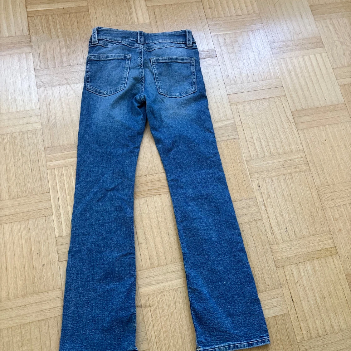 Blå bootcut jeans med låg midja - 1