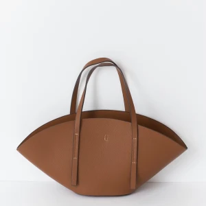 Brun liten handväska  - Stilren och rymlig shoppingväska som är helt ny och aldrig använd. Supersnygg och passar till allt.