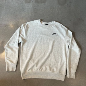 New Balance tjocktröja - Köpt på stadium för 499. Sparsamt använd. Sömmen vid ärmen har gått upp lite på höger arm, annars bra skick. Storlek 2 vilket passar mig som e 172 o brukar ha S/M