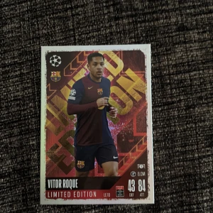 Match Attax Limited Edition: Vitor Roque - Coolt samlarkort från Match Attax med Vitor Roque i FC Barcelona! Limited Edition med snygg design och stats – perfekt för dig som älskar fotboll och vill boosta din samling eller spela med vänner.