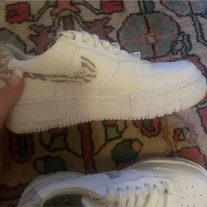 Nike skor - Säljer nike skor med zebra mönster då dom it används skriv gärna om de e några frågor