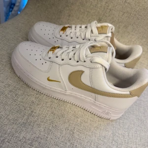 Säljer Nike Air Force 1 Sneakers! - Storlek: 36,5!  Skorna är stora i storleken, rekommenderat att köpa 1 storlek mindre Skorna är helt nya, har inte använd skorna alls vilket syns på bilderna. 