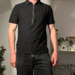 L’homme rouge zip piké - Kortärmad piké från l’homme rouge. Kul plagg för lite layering.