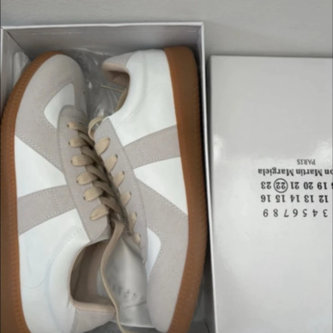 Maison Margiela sneakers i beige och vitt