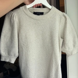 Beige stickad tröja från Vero Moda - Superfin beige stickad tröja från Vero Moda med korta puffärmar och rund halsringning. Tröjan har en mjuk och mysig känsla, perfekt för lager-på-lager och passar snyggt till både jeans och kjol. Är i stl M men passar både S och M. Är lite nopprig men absolut inget man tänker på. Bara att hör aha er vid frågor eller fler bilder🥰