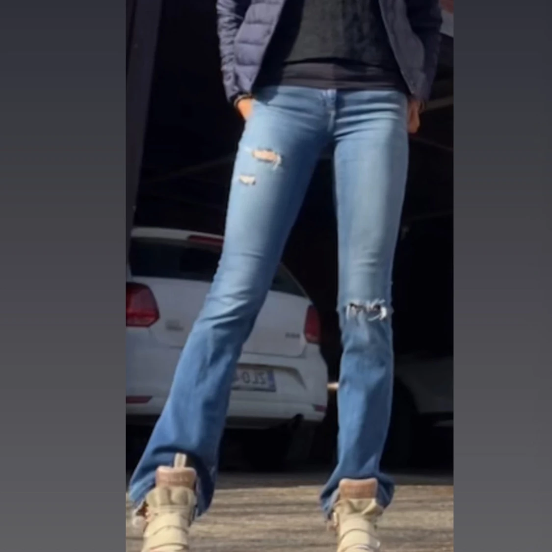 Blå bootcut jeans med slitningar