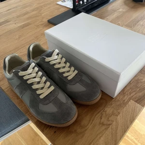 Maison Margiela gats - Säljer mina maison efter som de inte passade mig😔 vid fler frågor skriv till oss här på xemiestore!