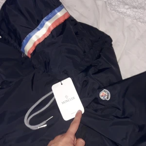 Moncler vind jacka - Här har vi ek moncler vind jacka i stolek S herr den är skön för hästen håller din drip, och jackan själv är helt ny! Små detaljer Gjorda av mig!