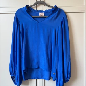 Blå blus - Säljer denna blåa blusen.🥰Använd ett fåtal gånger! Storleken är 42 men skulle säga att den sitter om 38/M.