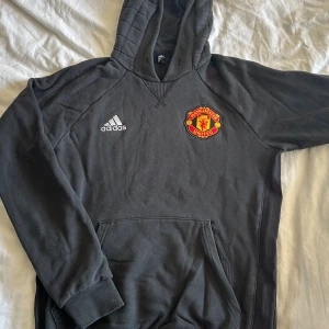 Manchester united hoodie  - Snygg united hoodie, finns ens extra fixa med dragkedja i fickan. Saknar snörena 