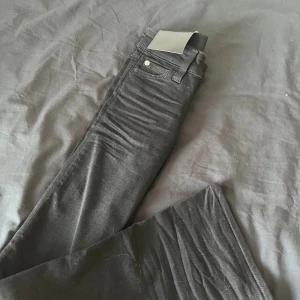 Svarta lowwaist jeans från weekday  - Svarta lowwaist jeans från weekday. Super snygga o bekväma helt oanvända med prislappen kvar. Svarar och postar snabbt så de e bara skriva för mer info.        Storlek 24/32 säljer då storlek var fel 💕