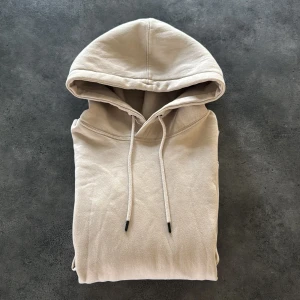 Beige hoodie från Jack & Jones - Stilig beige hoodie med huva och snörning från Jack & Jones. Passar M-S