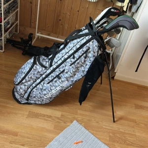 Golfset  - Säljer ett Golfset  med grått och vitt camouflagemönster. Väskan har flera fack. Du får köpa bara klubborna om du vill för 1500. 
