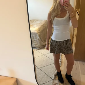 Leopardmönstrad volangkjol - Supersöt kort kjol med leopardmönster och två volanger. Nästan aldrig använd , i nyskick. Superskönt material! Skriv för eventuella frågor, eller mer bilder❤️Priset kan diskuteras 