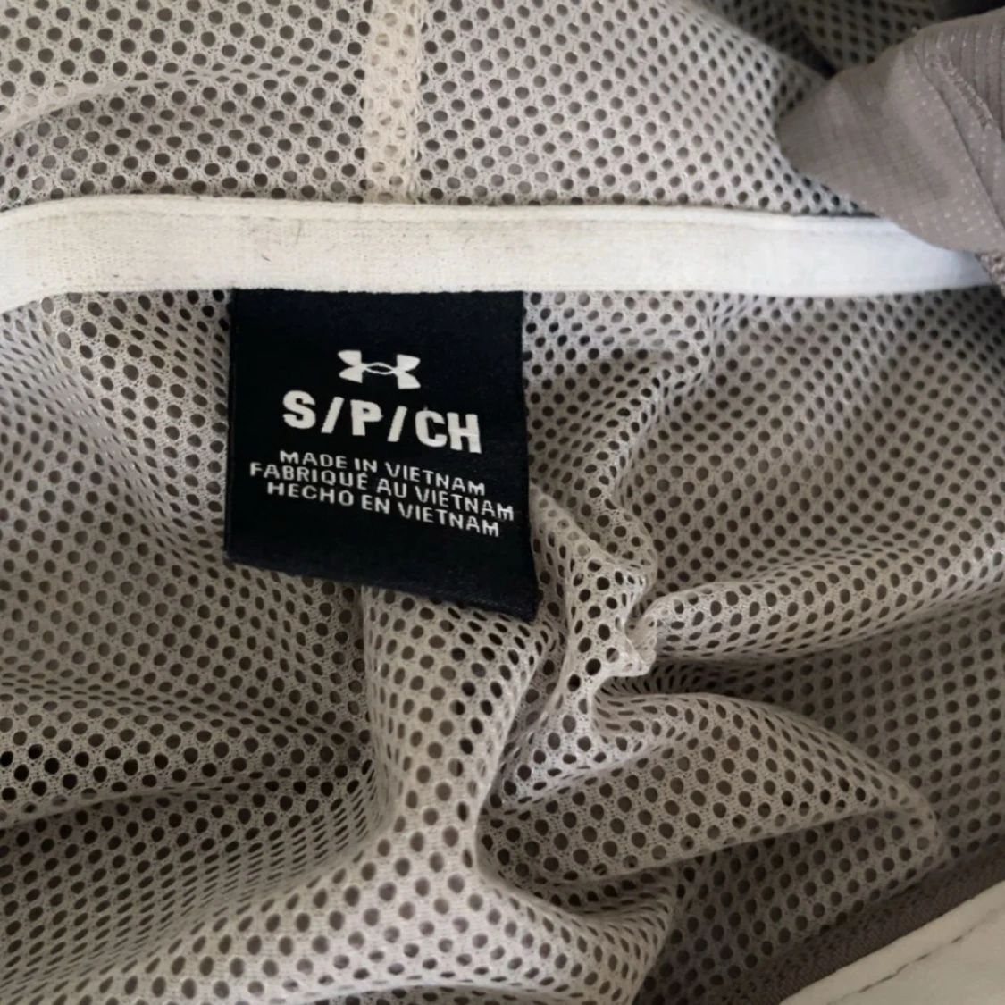 Beige och grå vindjacka från Under Armour - 2