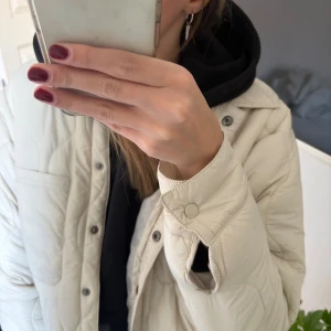 Beige quiltad pufferjacka - Säljer denna super fina jacka som är helt ny, prislapp finns kvar på jackan💕💕jackan passar mig som har XS-S i jackor