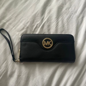 Svart kuvertväska - Svart kuvertväska. Står Michael kors men denna är inte äkta🤭 Knappt använd