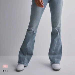 Ljusblå bootcut jeans - Snygga ljusblå jeans med bootcut passform och klassisk femficksdesign. Jeansen har en lätt tvättad look och är tillverkade i mjukt denimtyg som ger en skön känsla. Pris går att diskutera