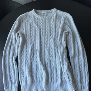 Ljusgrå kabelstickad tröja John Henric - Säljer en ljusgrå kabelstickad tröja från John Henric i 100% bomull. Tröjan är väldigt skön å snygg kommer göra så du får fett me guzz. Ny pris ~900 mitt pris 250 går å pruta. Tveka inte med frågor