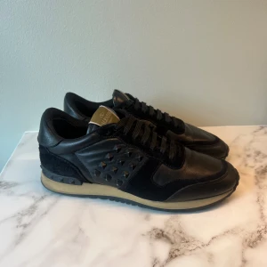Valentino Rockrunners  - Hej! Säljer mina svarta valentino Rockrunners i storlek 39,5, passar ca 40,5 | mycket bra skick endast en defekt på valentinomärket, inget som syns vid användning! Endast skor medföljer🙌