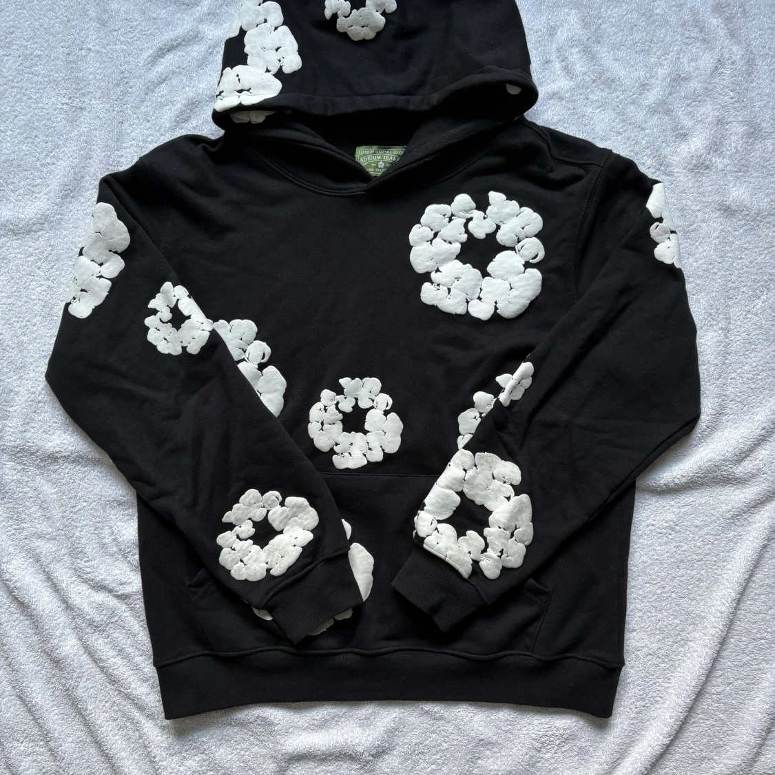 Svart hoodie med vita blommor Denim Tears