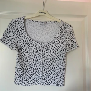 Vit blommig topp - Superfin vit blommig topp med knappar framtill🌸