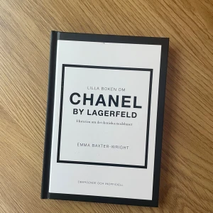 Lilla boken om Chanel by Lagerfeld - Upptäck historien om det ikoniska modehuset Chanel och Karl Lagerfelds kreativa arv. Boken är rikt illustrerad och guidar dig genom couture, accessoarer och modevisningar som gjort Chanel till ett av världens mest lysande varumärken. Perfekt för dig som älskar stil och mode!
