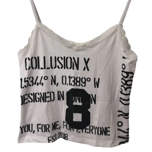 Vit linnetopp från Collusion med spets - Vit linnetopp från Collusion med tunna axelband och spetskant längs urringningen. Tryck i svart med text, siffror och stor siffra 8 framtill. Mjuk bomullskänsla och avslappnad passform.