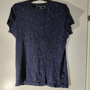 Blå mönstrad t-shirt Jack & Jones S - Mörkblå t-shirt från Jack & Jones. Använd men har inga eventuella skador eller fläckar. Storlek S.